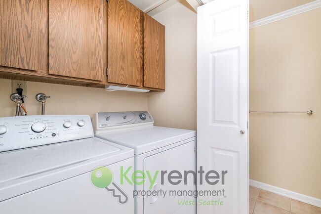 Building Photo - Comfort and Style in the Heart of Seattle