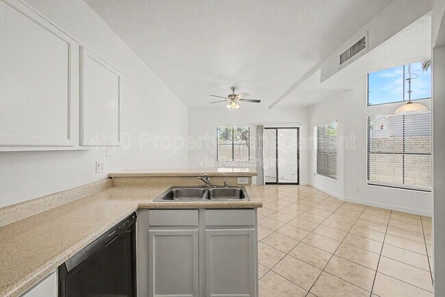 Building Photo - 280 S Elizabeth Way