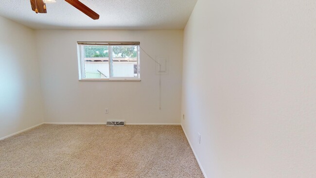 Building Photo - 2 bd 1ba duplex in Longmont!