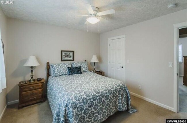 Building Photo - Available Now: Well-kept home on a corner lot in a desired SW neighborhood