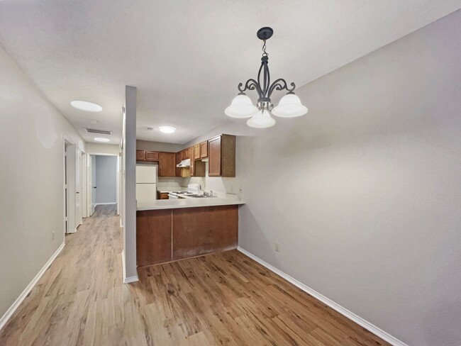 Building Photo - Updated 2 Bed, 2 Bath Duplex in Quiet Cul-...