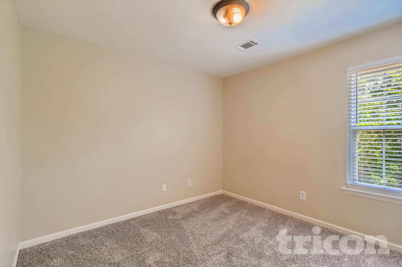 Building Photo - 2420 Amber Glen Dr