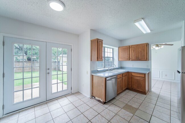 Building Photo - Spacious 4-Bedroom Home Across from the Pa...
