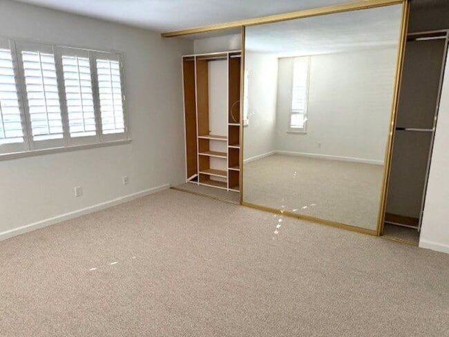 Building Photo - Newly Updated Condo with In-Unit Laundry a...