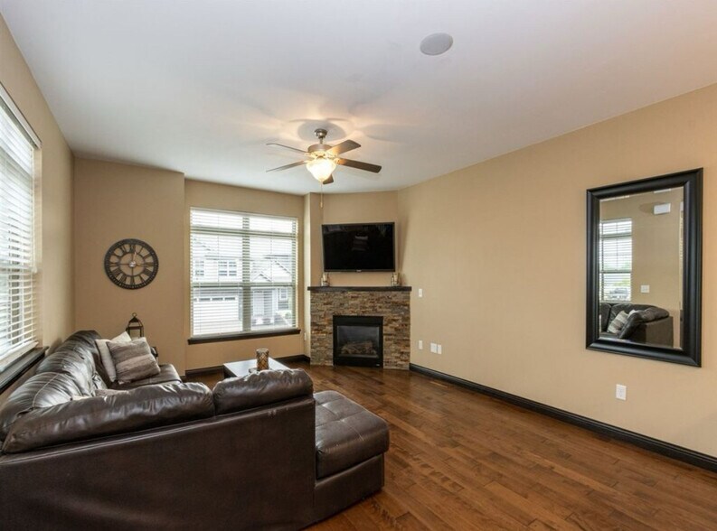 Living room - 735 Mission Point Rd