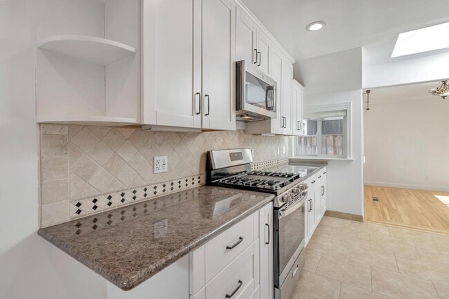 Building Photo - 123 Dunsmuir Way