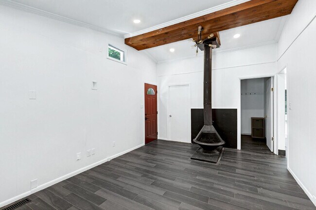 Building Photo - 1512 Beechwood Dr