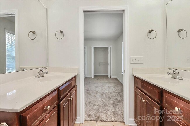 Building Photo - 1005 Rainbow Dr