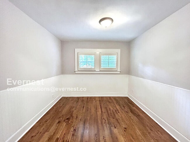 Building Photo - 946 Emerson Ave SE