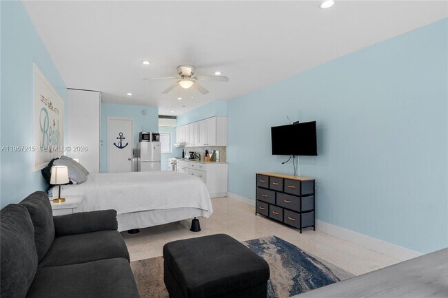 Building Photo - 4228 N Ocean Dr