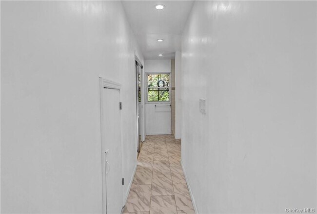 Building Photo - 1058 Wilmot Rd