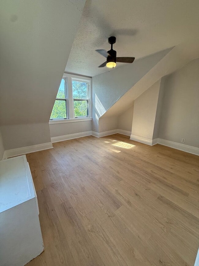 Building Photo - Hidden Gem-2 bedroom unit in Glenshaw/Shaler