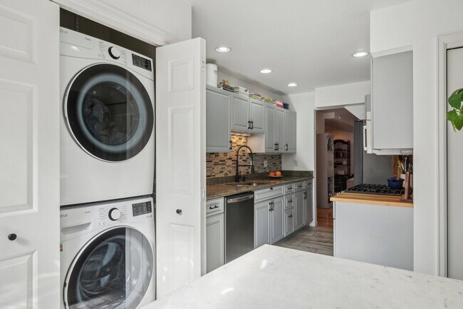 Building Photo - HALF MONTH RENT FREE!!!! GORGEOUS Brick To...