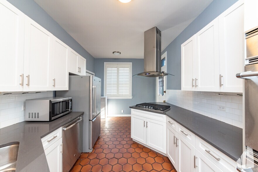 Building Photo - 450 W Surf St