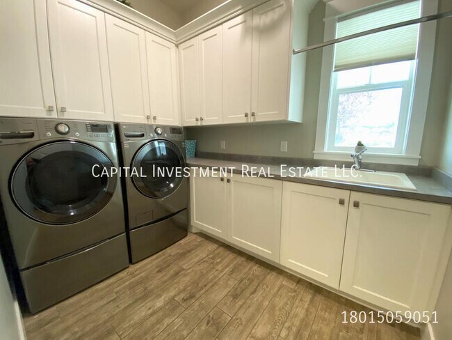 Building Photo - 224 E Pace Ln
