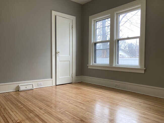 Building Photo - Charming 4 Bedroom 1 Bathroom Home in St.Cloud!