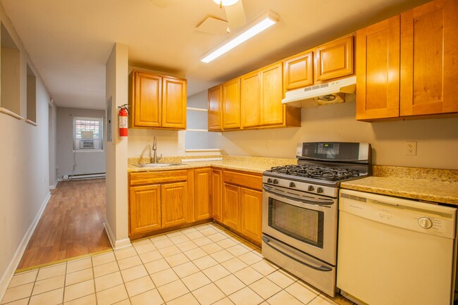 Building Photo - Cute 2 BR/1 BA Condo Apartment in Bellevue!