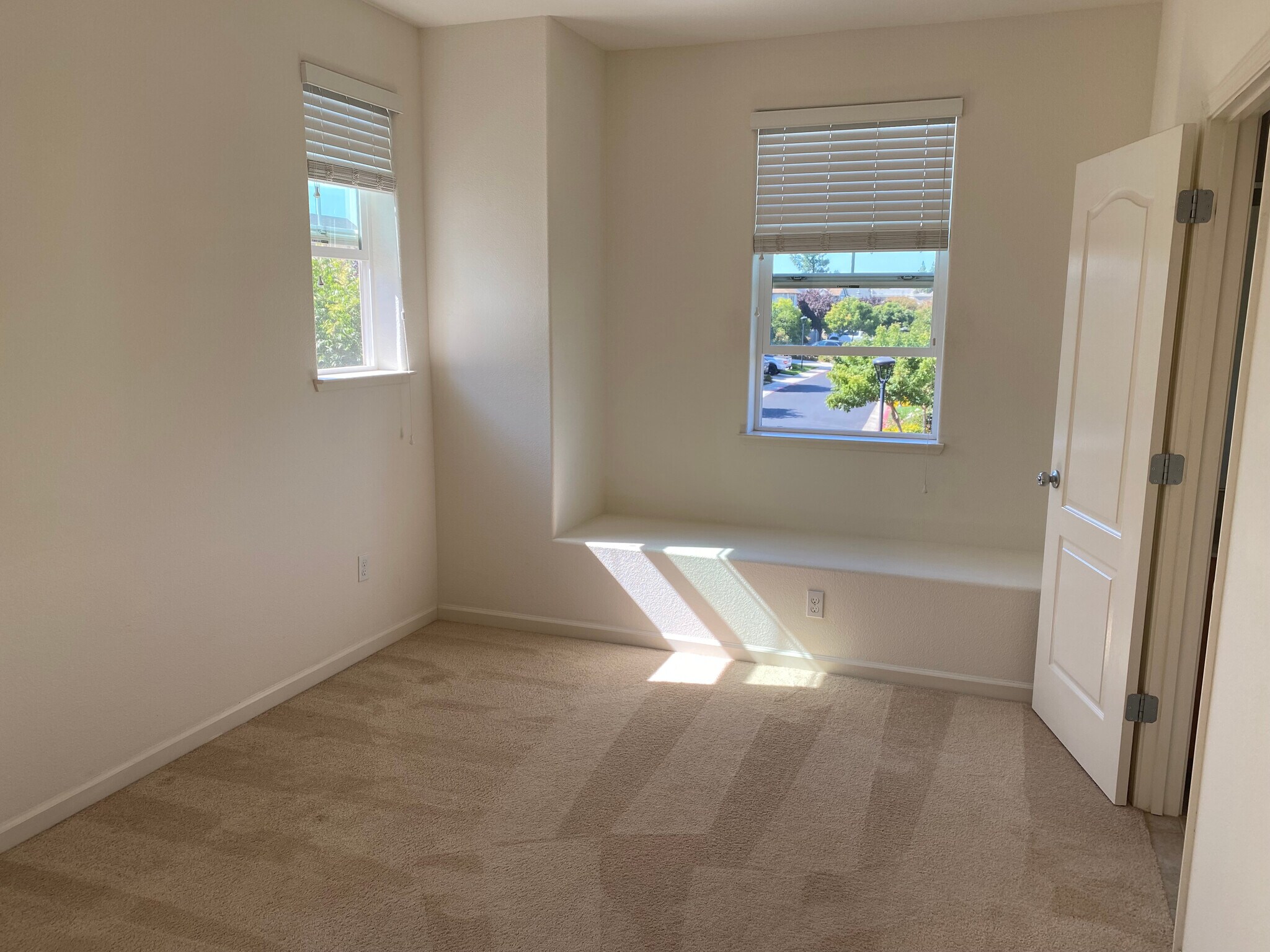 Building Photo - 830 San Bernardo Ln