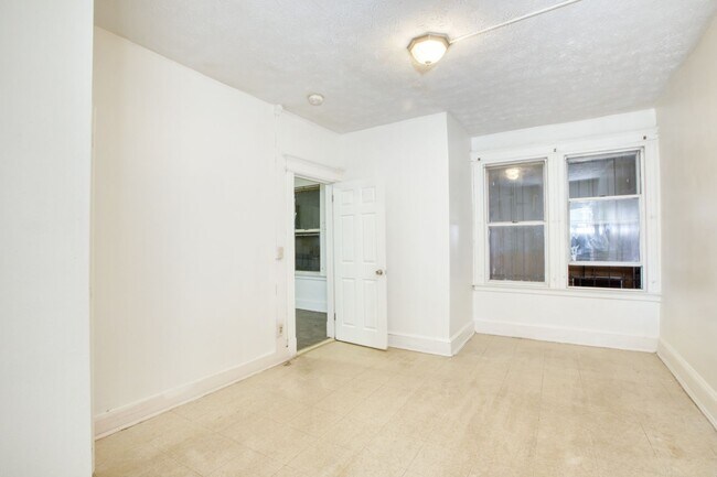 Building Photo - 2 bedroom 1 bath available ASAP