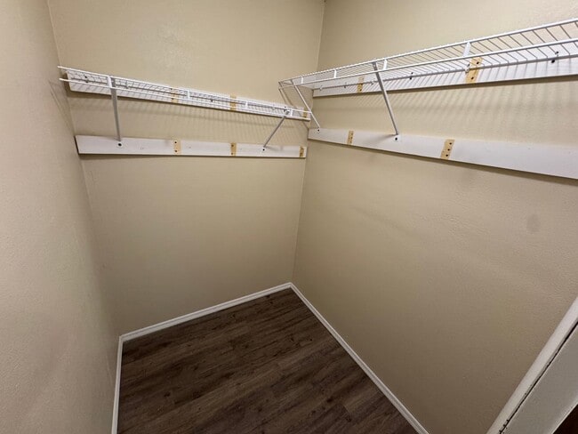 Building Photo - 3 bedroom 2 bath Springfield Home located ...