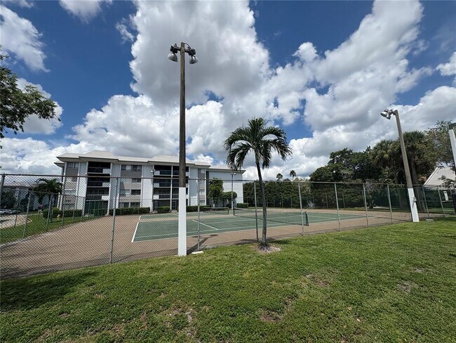 Building Photo - 721 N Pine Island Rd