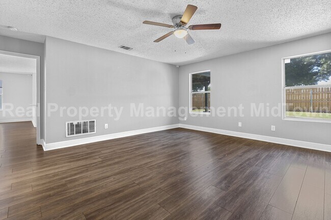 Building Photo - Beautiful 3 - Bedroom Home with pool in Ar...