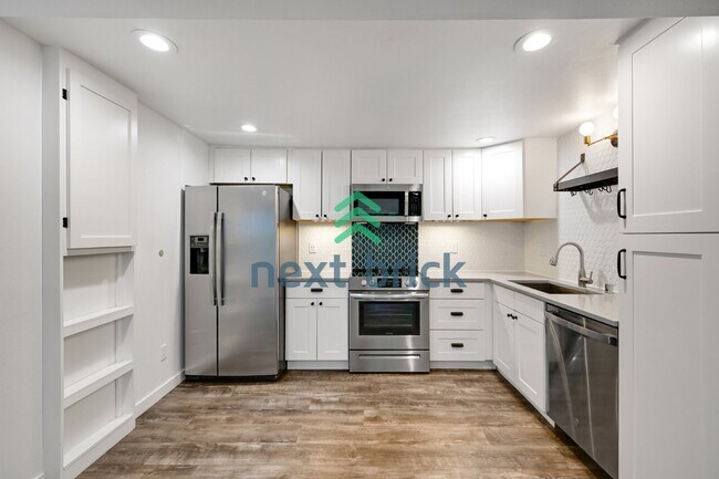 Building Photo - Charming Shoreline Home on a Spacious Lot | A/C & EV Charger | Near Light Rail