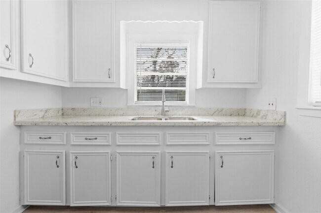 Building Photo - 16643 Lake Cir