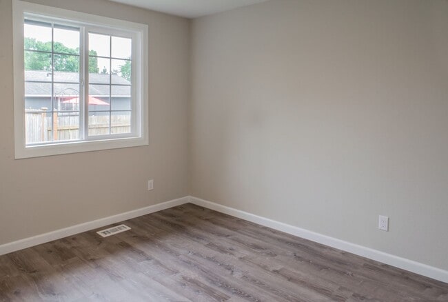 Building Photo - Fully remodeled & move in ready 3 bed 1 ba...