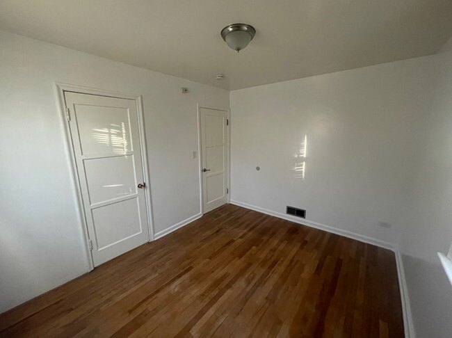 Building Photo - 40 E 300 N