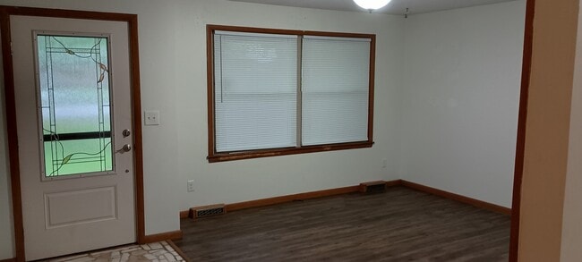 Building Photo - 521 N Lone Pine Ave