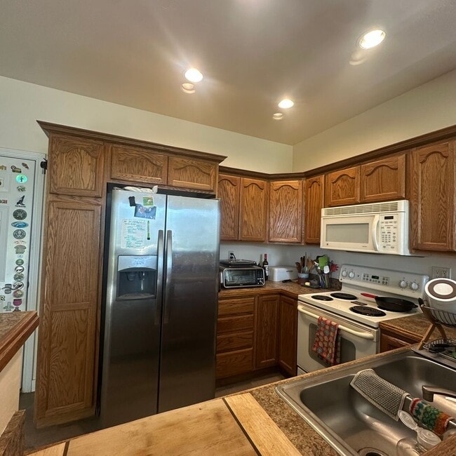 Building Photo - Spacious  3 bedroom 2.5 bathroom townhouse