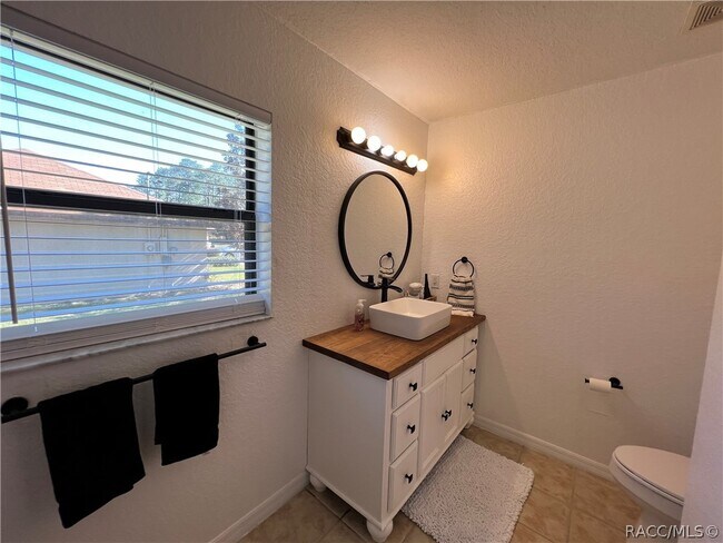 Building Photo - 1211 W Newbury St