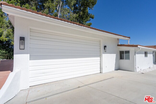 Building Photo - 5026 Medina Rd