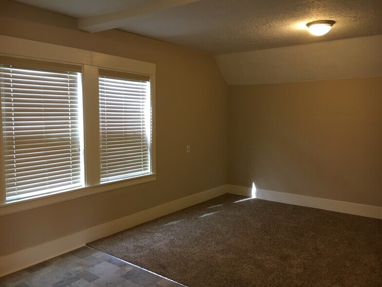 Living Room - 4743 N Albina Ave