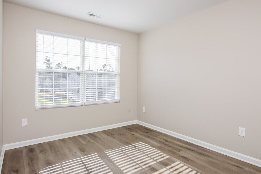 Building Photo - 806 Laurens Way