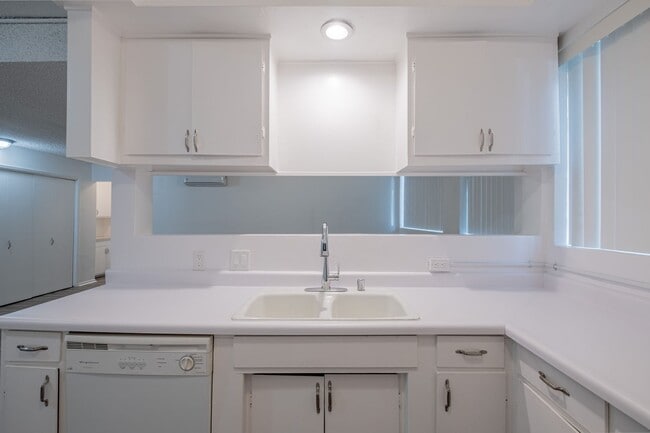 Building Photo - Spacious 1 bed 1 bath apartment in Santa Monica! ** 1 GARAGE PARKING SPACE INCLUDED!**