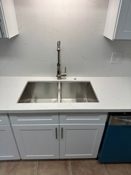 Stainless sink with quartz backsplash - 1033 Pearl St