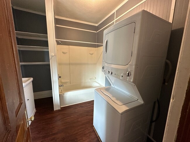 Building Photo - Large Apartment- HOMER,MI