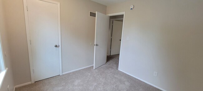 Building Photo - Beautiful three bedroom with fenced in yard