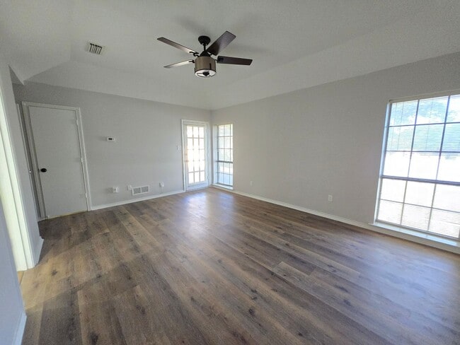 Building Photo - Stunning 4-bd 2.5 bath