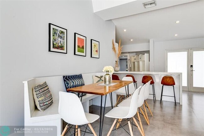 Building Photo - 1704 SW 4th Ct