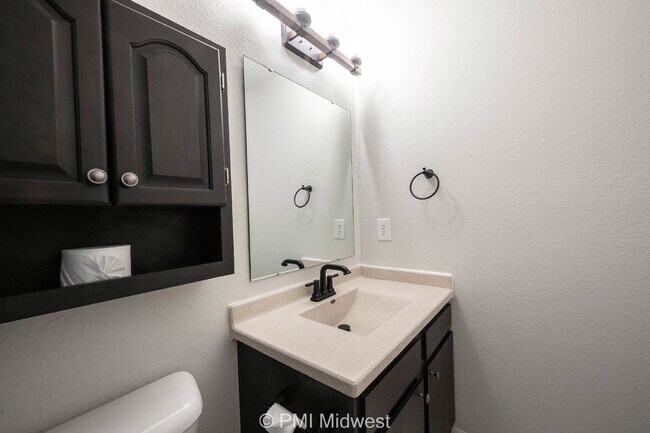 Building Photo - "Charming 3-Bed, 2-Bath Home with 1263 Sq Ft in Westfield's Serene Useppa Ct"