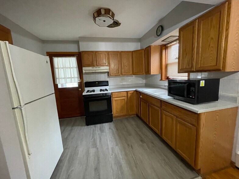 Building Photo - 6606 W Devon Ave