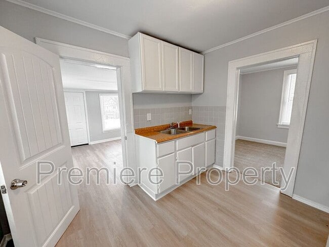 Building Photo - 1537 S Willow Ave