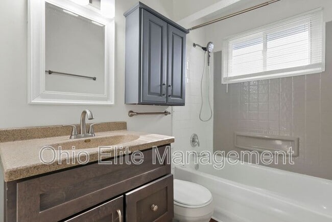 Building Photo - 1028 S Harris Ave