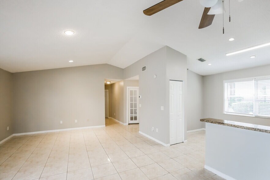 Building Photo - 9845 NW 9th Ct