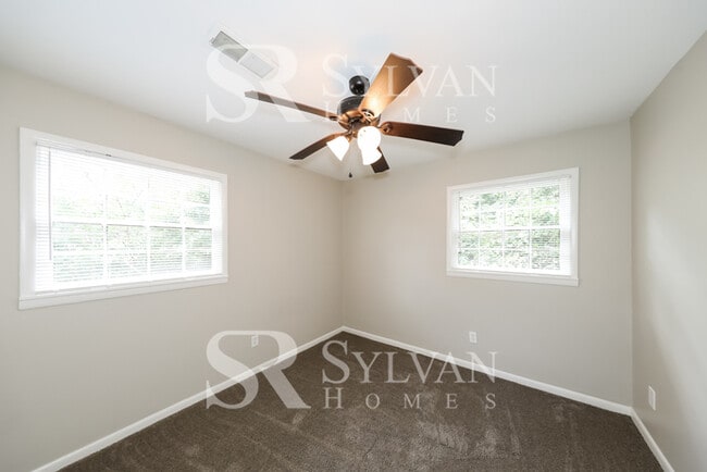 Building Photo - Cute, cozy and comfortable
