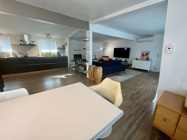 Building Photo - 3 Bedroom 2 Bathroom - Fully Furnished - Mid Century Modern