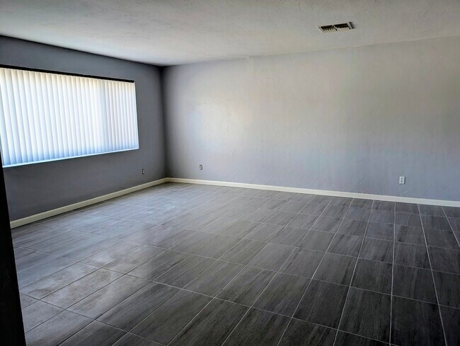 Primary Photo - 2432 E Eastland St